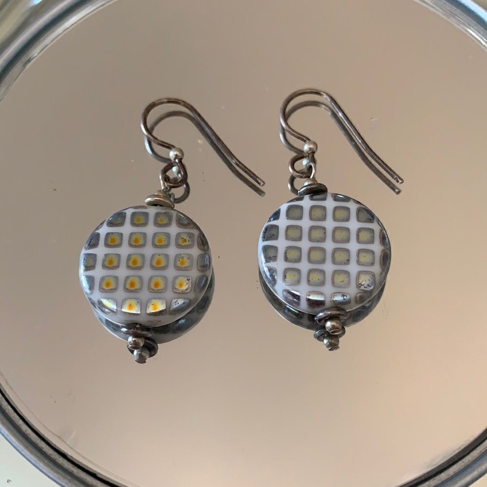‎Unique round glass drop wire earrings